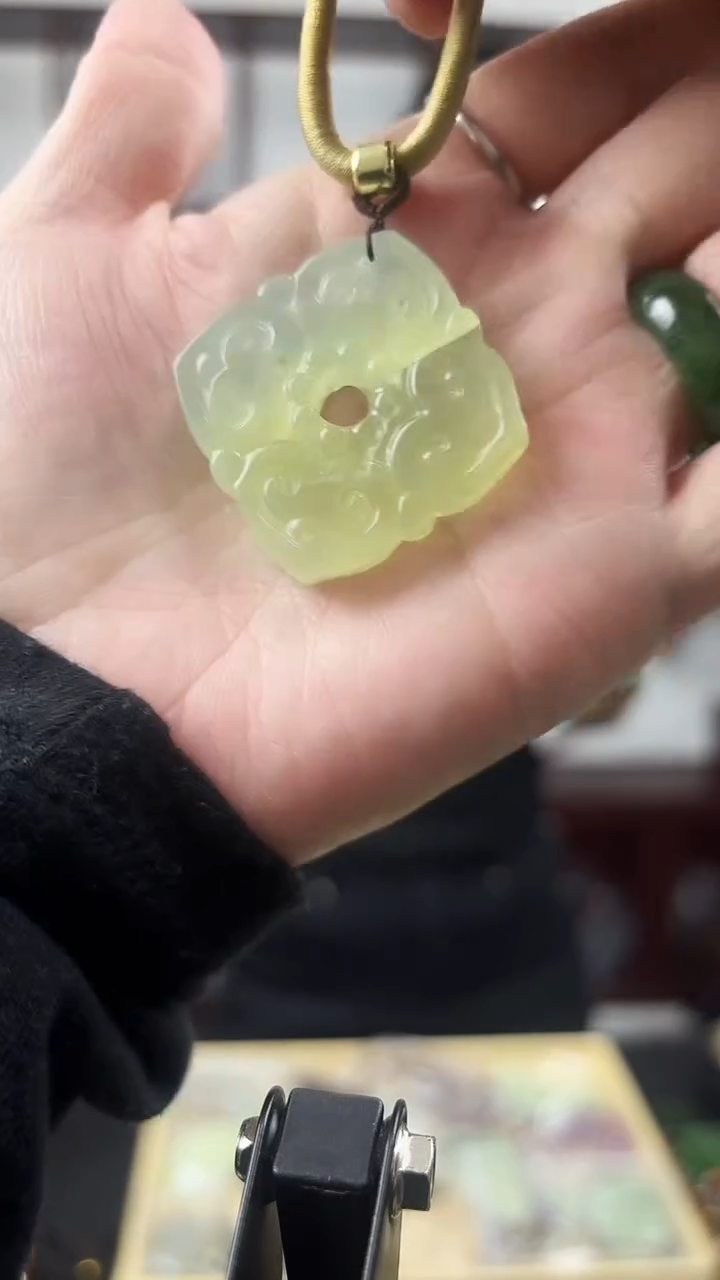 未镶嵌岫玉颈饰瑕疵 不退不换