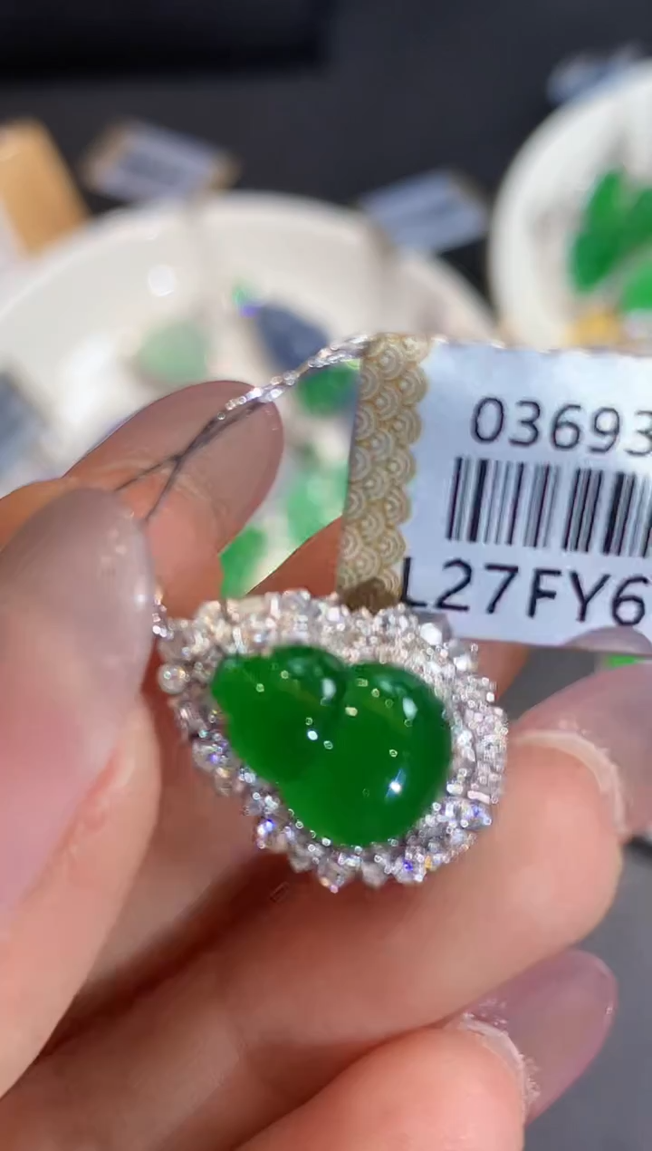 吊坠(不含链)18K金镶嵌翡翠奶**妹多样性发其一