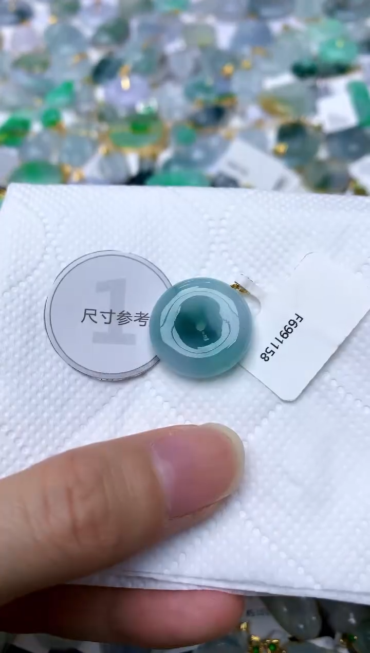 颈饰18K金镶嵌翡翠天然A货翡翠