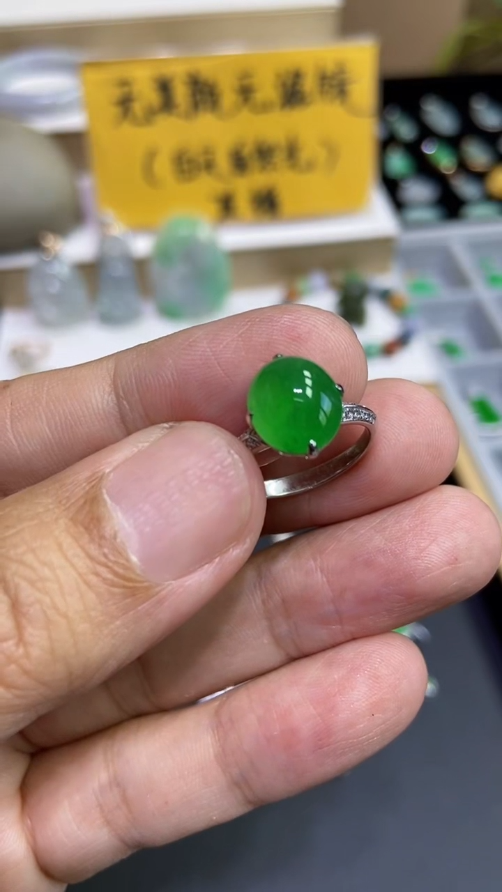 翡翠18K金镶嵌颈饰戒指