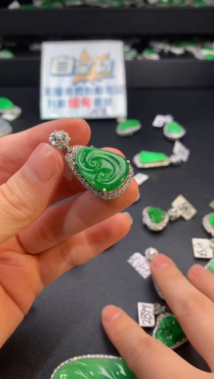 【闪购商品】翡翠颈饰银S925镶嵌翡翠