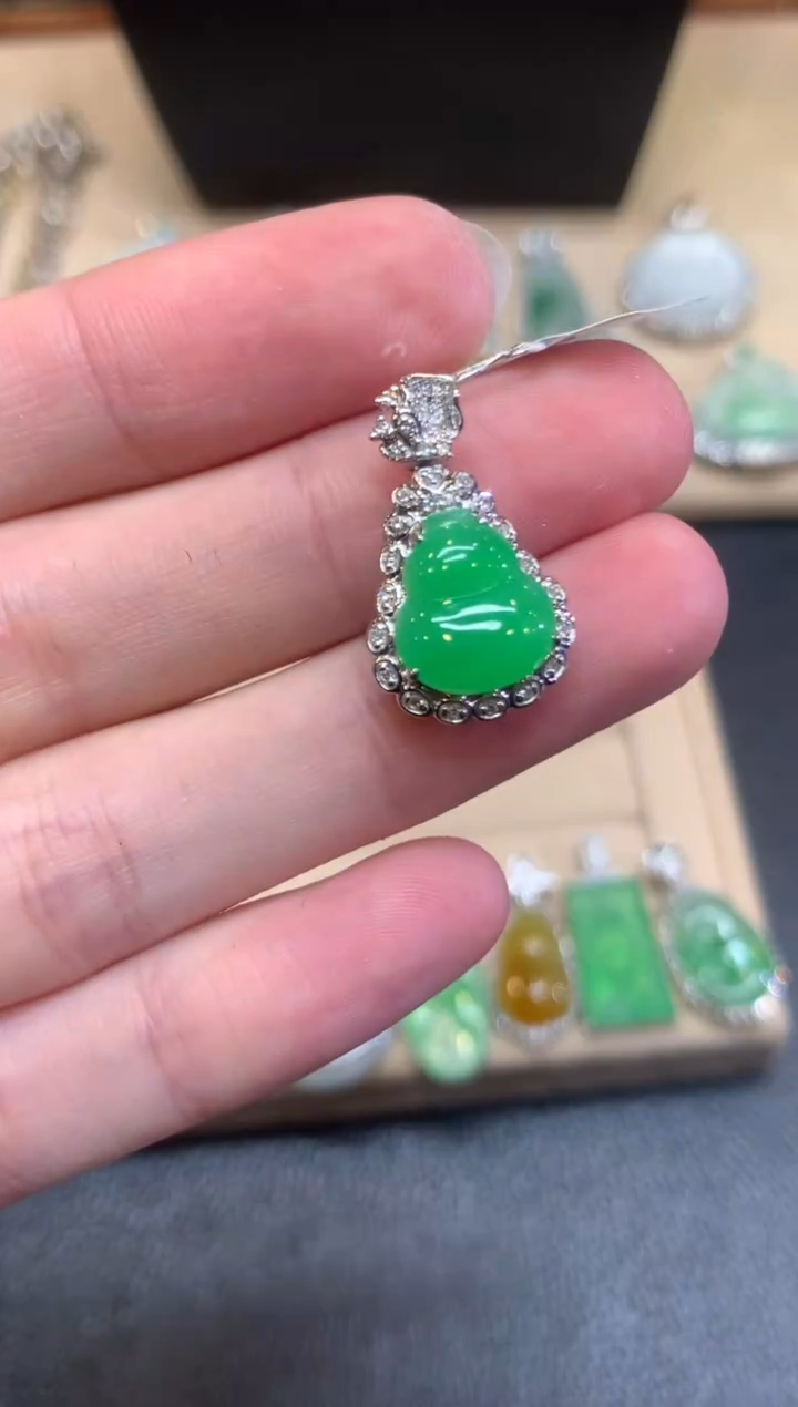 翡翠18K金镶嵌颈饰葫芦【无服务费】