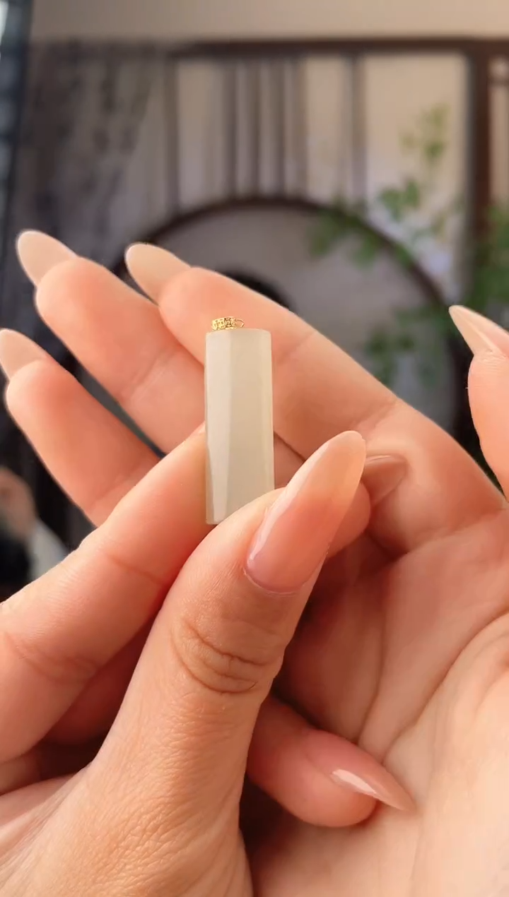 颈饰18K金镶嵌和田玉无事牌 p