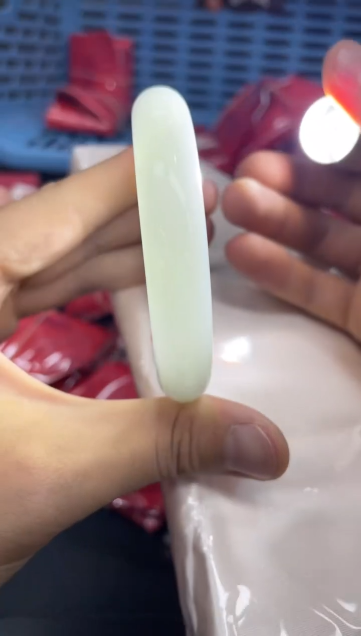 未镶嵌手镯翡翠?*儿翡翠手镯