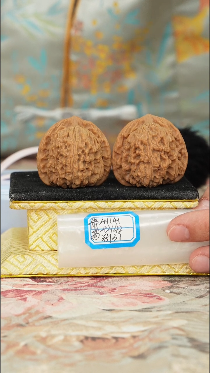 【闪购商品】文玩核桃把件赵喜满南将石