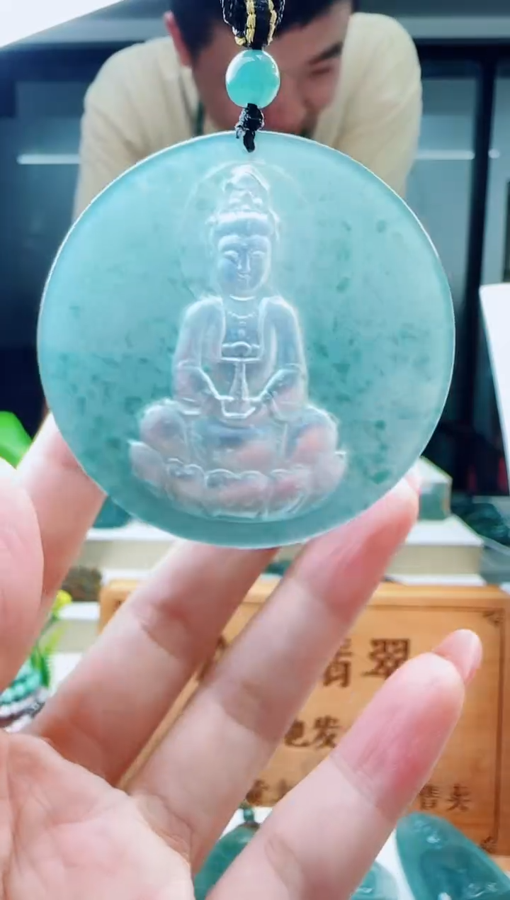 翡翠未镶嵌颈饰多样性发货其中一件