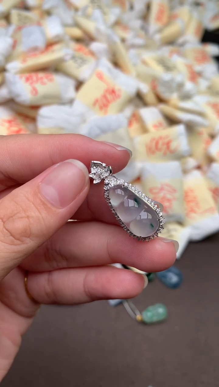 翡翠挂件18K金镶嵌— 