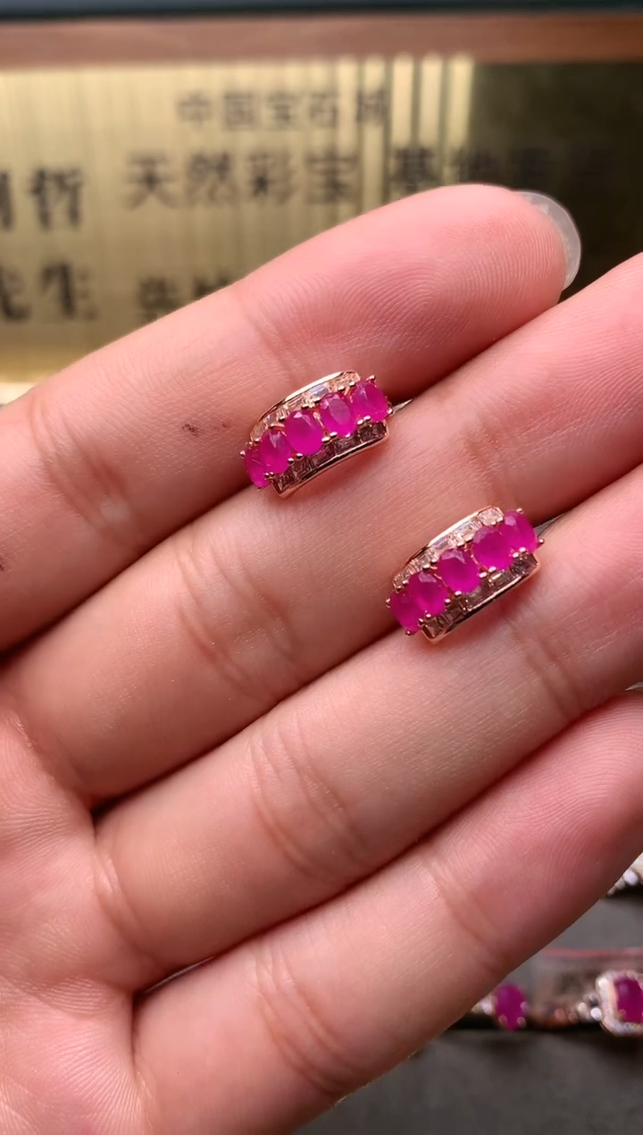 【闪购商品】红宝石耳饰银S925镶嵌........