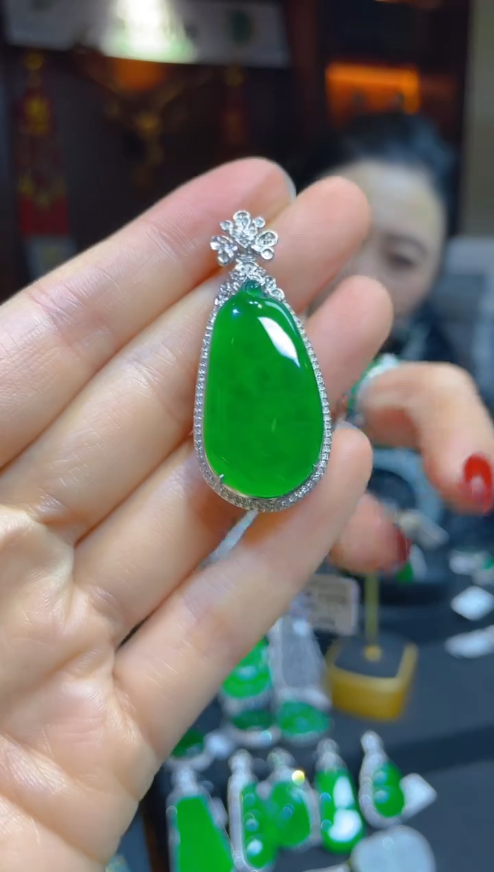 【闪购商品】翡翠颈饰18K金镶嵌119603天然A货翡翠福瓜吊坠