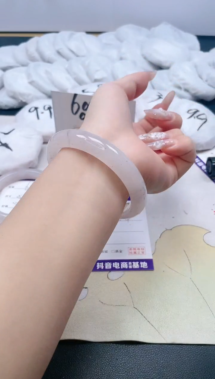 【闪购商品】石英质玉手镯未镶嵌69/60.4