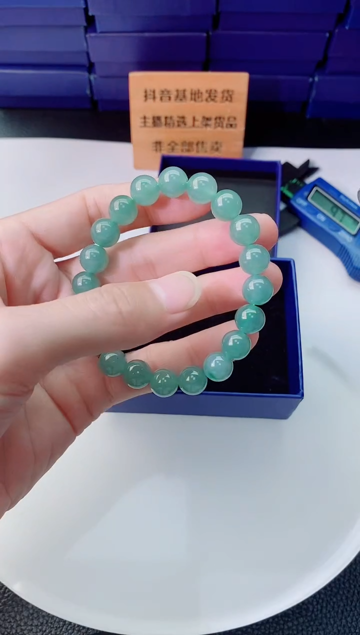 颈饰未镶嵌翡翠   `