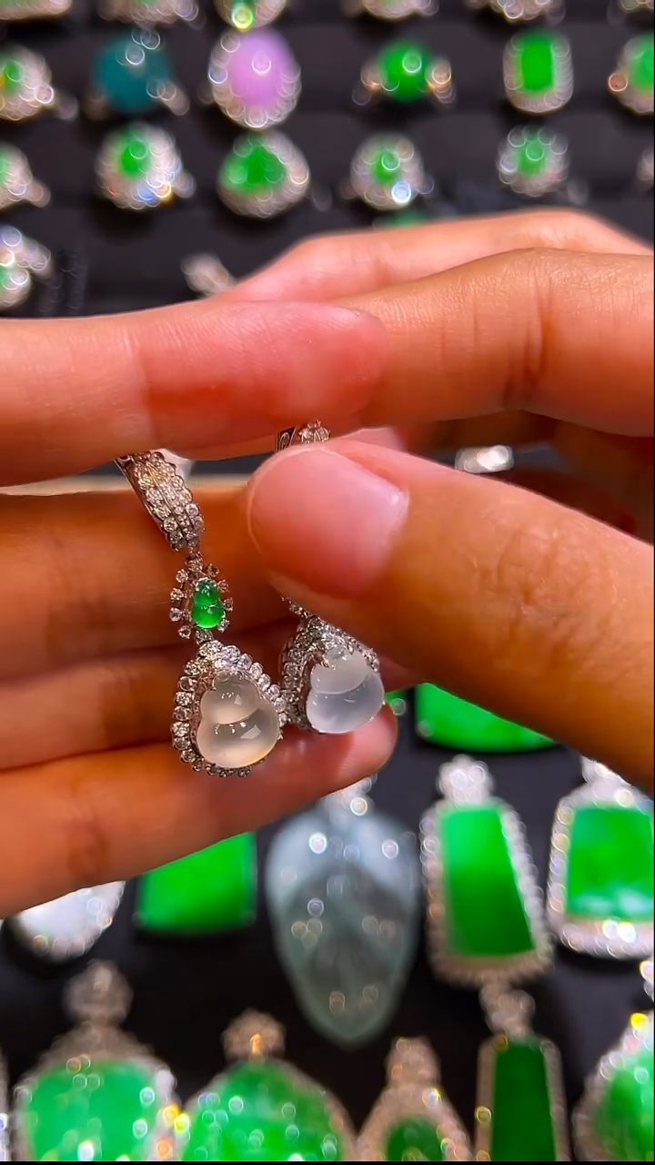 颈饰18K金镶嵌翡翠耳坠