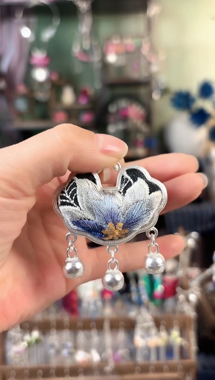 彩云南阁非遗老绣饰品724