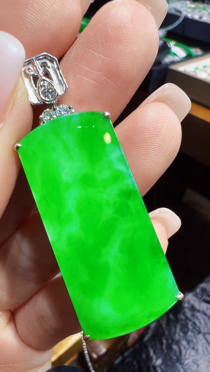 颈饰18K金镶嵌翡翠无事牌