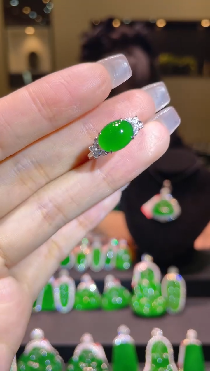 【闪购商品】翡翠吊坠(不含链)18K金镶嵌A26