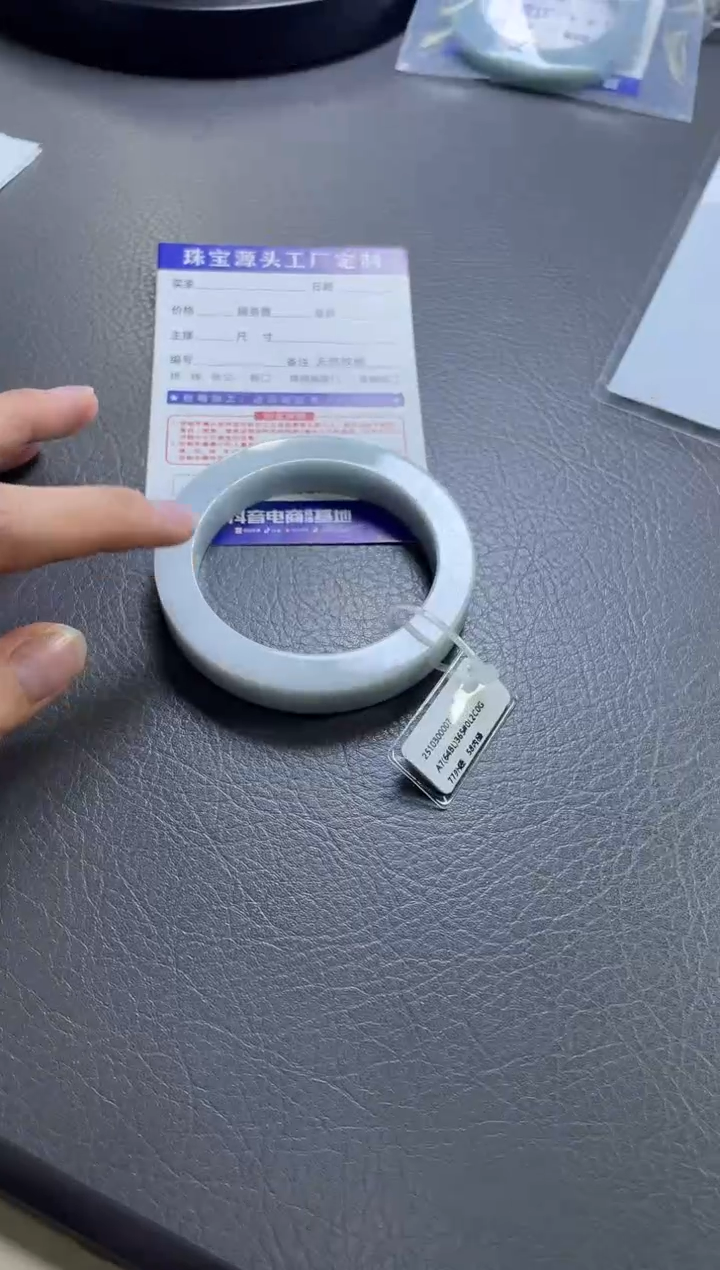 未镶嵌手镯定制翡翠沩**乖手镯