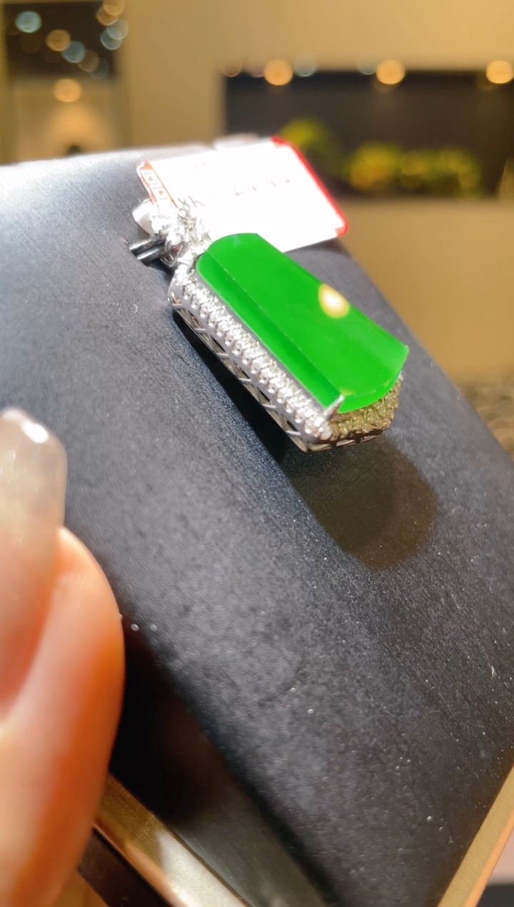 【闪购商品】翡翠吊坠(赠链)18K金镶嵌A91