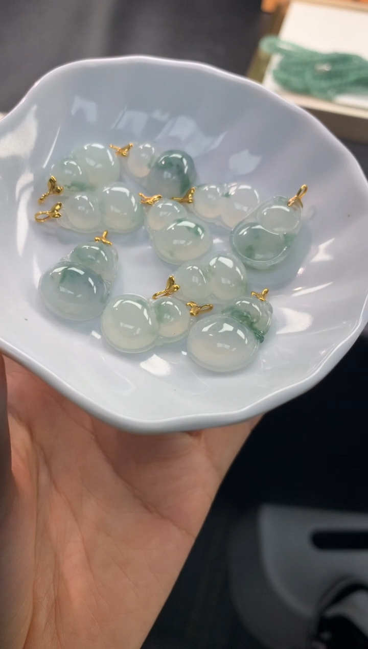 【闪购商品】翡翠吊坠(赠链)18K金镶嵌FA339 飘花葫芦 多样性发其一