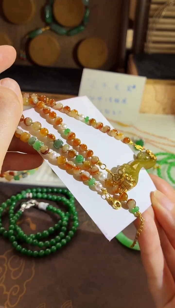 颈饰18K金镶嵌翡翠吊坠