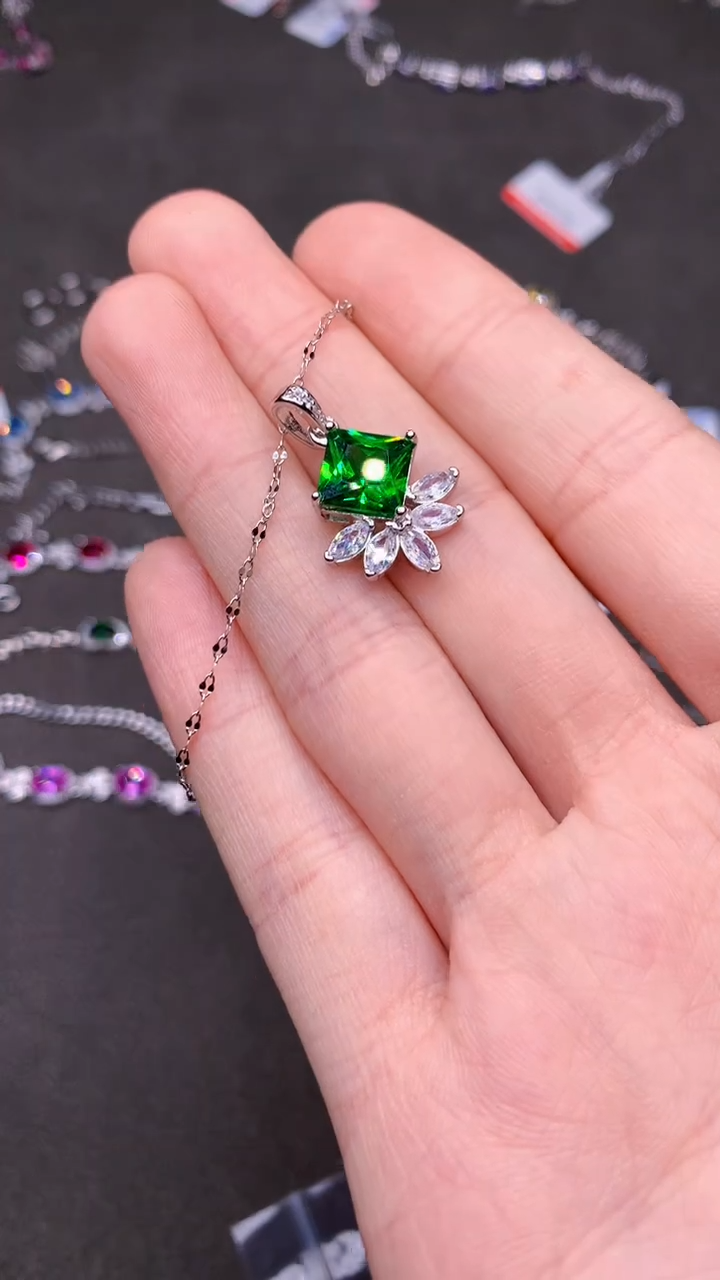 【闪购商品】透辉石吊坠银S925镶嵌......