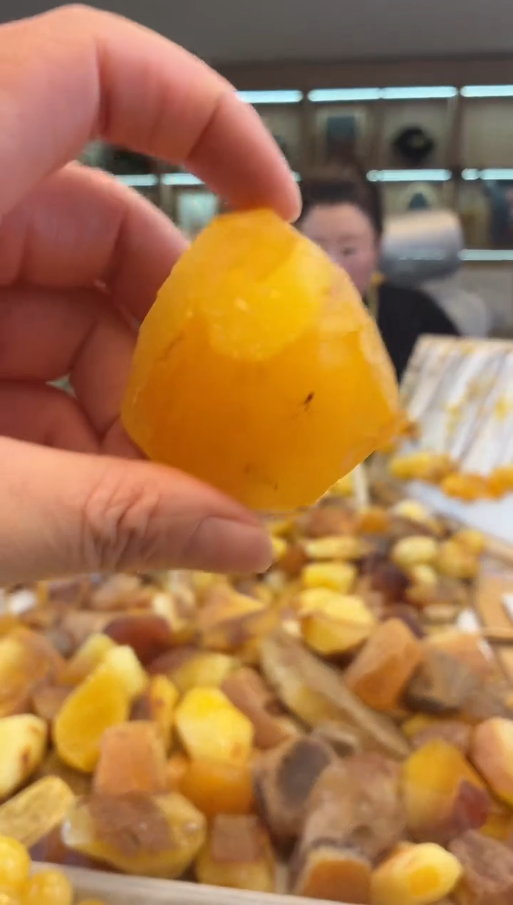 未镶嵌定制琥珀天然原矿蜜蜡原石现场打磨基地质检发货不退换