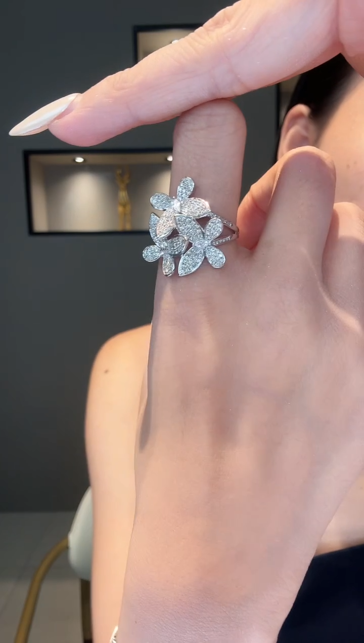 戒指18K金镶嵌钻石三只蝴蝶戒指