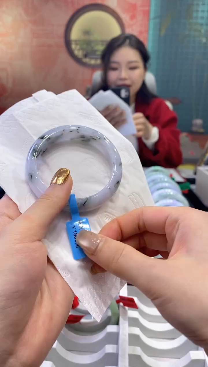 【闪购商品】翡翠手镯未镶嵌多人18422