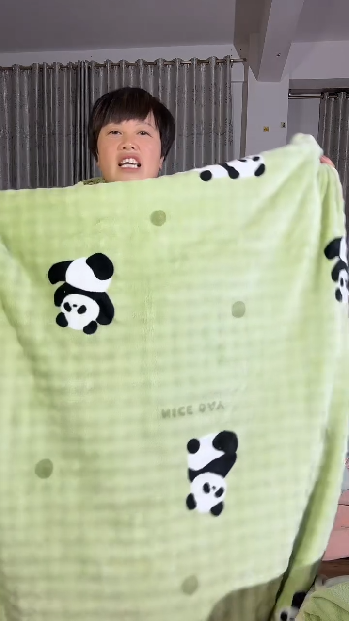 聚酯纤维2.0米牛奶绒四件套绿色小熊猫