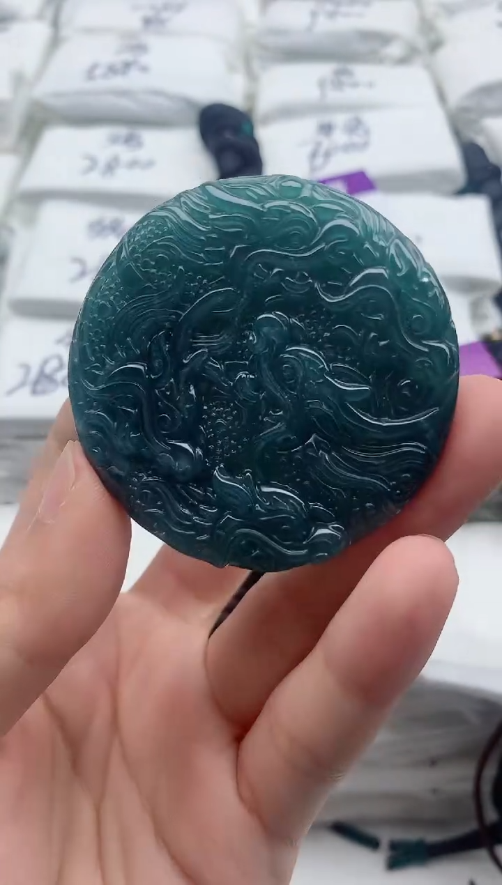 翡翠未镶嵌颈饰··········