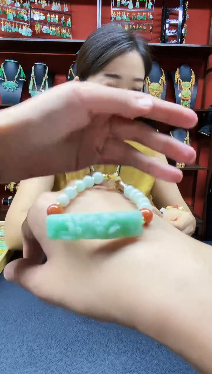 颈饰未镶嵌翡翠手串