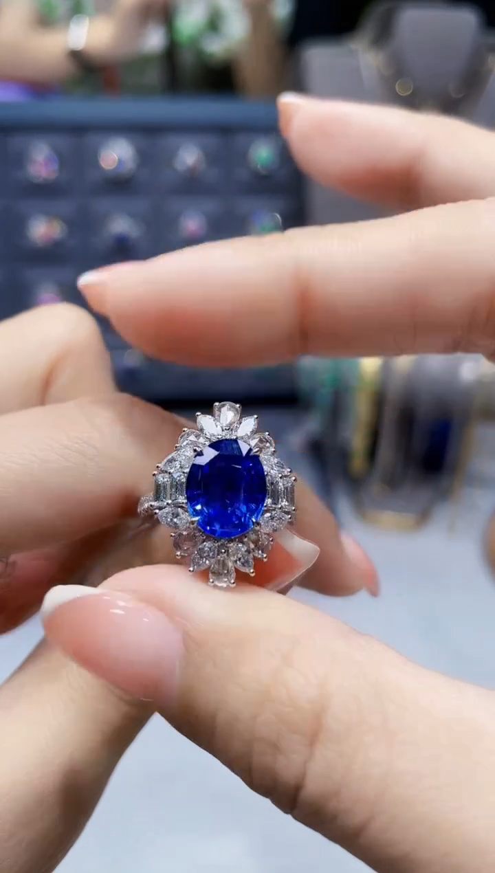 【闪购商品】蓝宝石戒指18K金镶嵌3.56克拉 皇家蓝