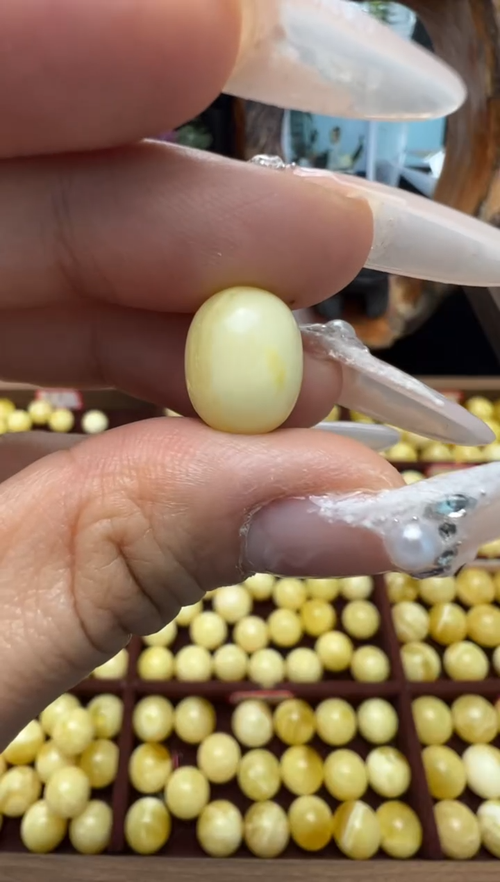 【闪购商品】蜜蜡裸石未镶嵌俄料微瑕10.4mm0.829克