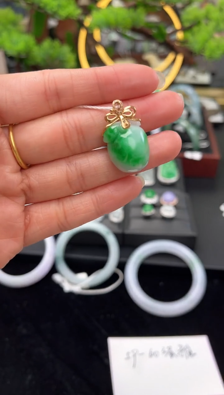 颈饰18K金镶嵌翡翠吊坠