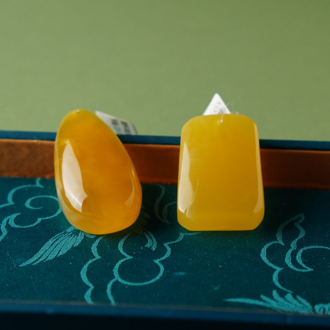 俄料鸡油黄蜜蜡吊坠约20-21克多样性发一