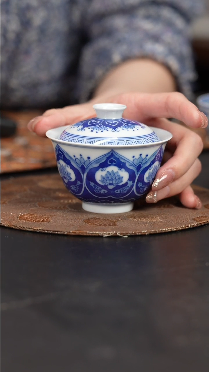 【闪购商品】杯看山柴窑青花莲盖碗