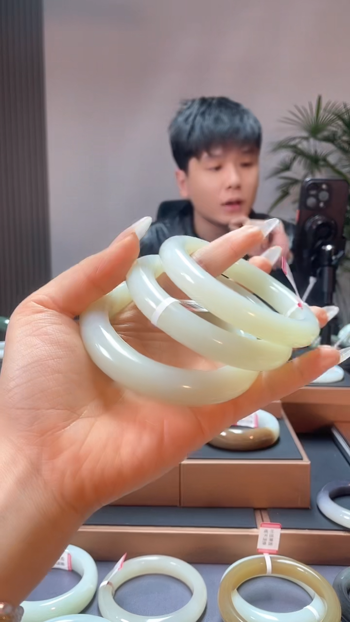 【闪购商品】和田玉手镯未镶嵌白玉58-62多样性发一