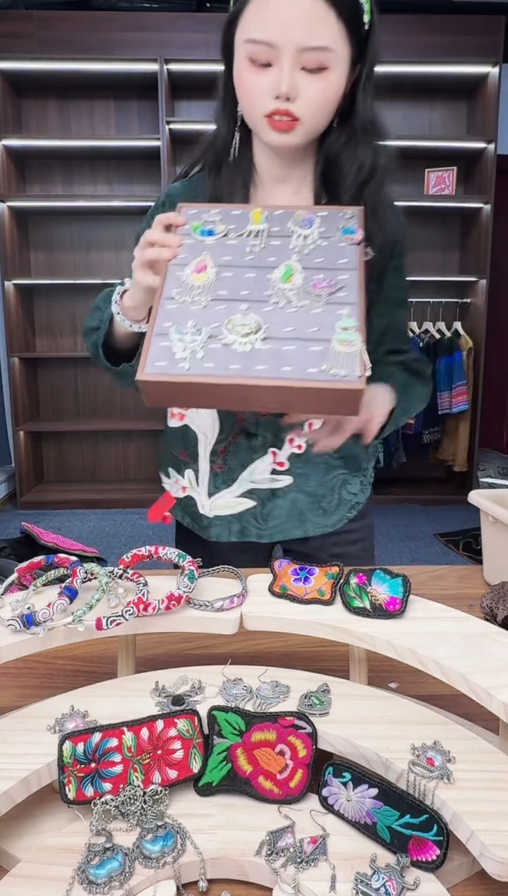 织绣105蒙阿苏苗绣传承   其中一个