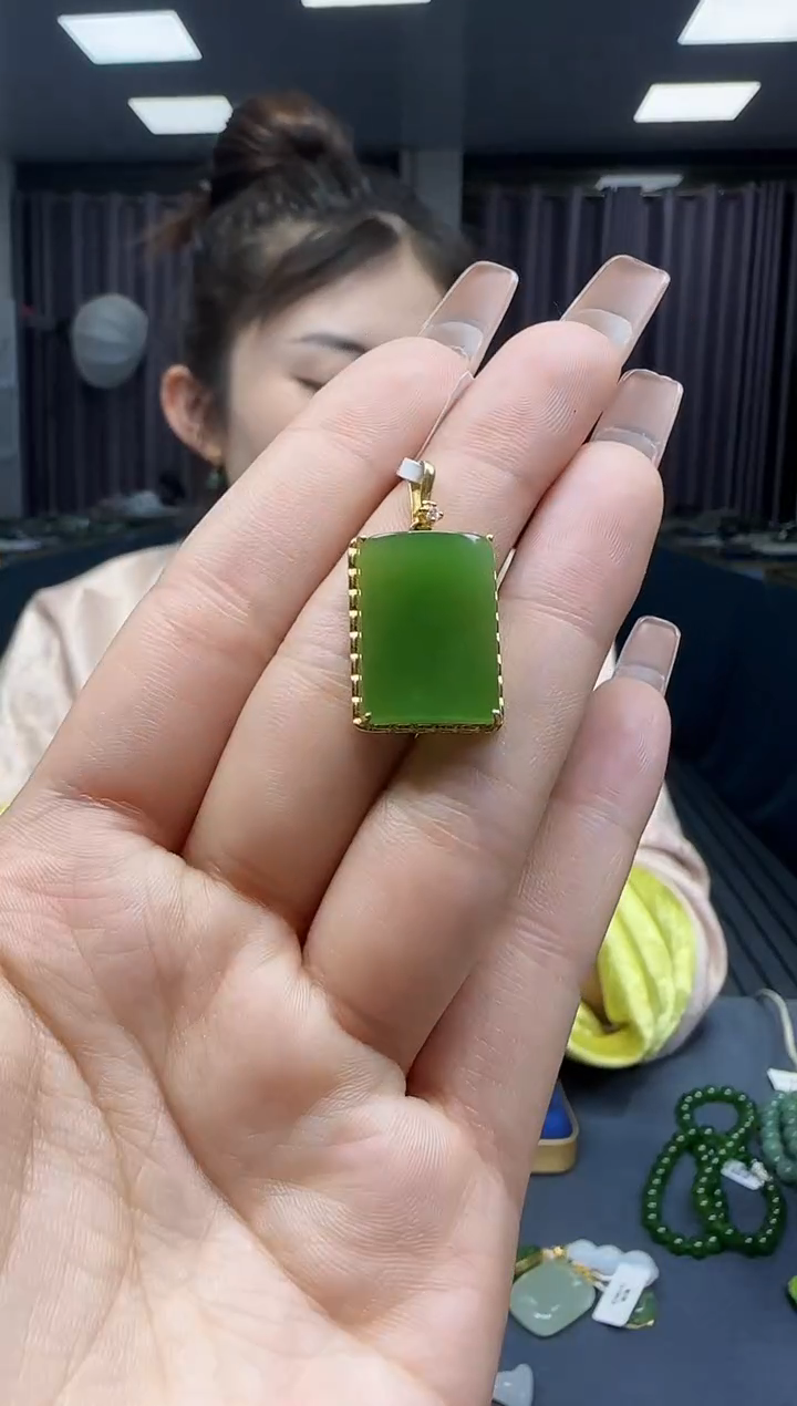 【闪购商品】和田玉挂件18K金镶嵌1