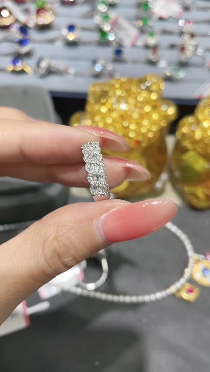 18K金镶嵌戒指钻石戒指