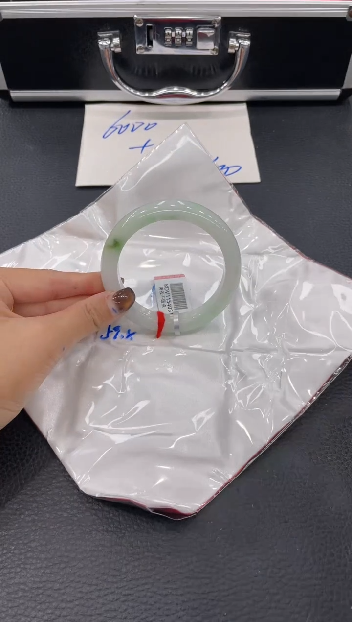 【闪购商品】翡翠手镯未镶嵌手镯