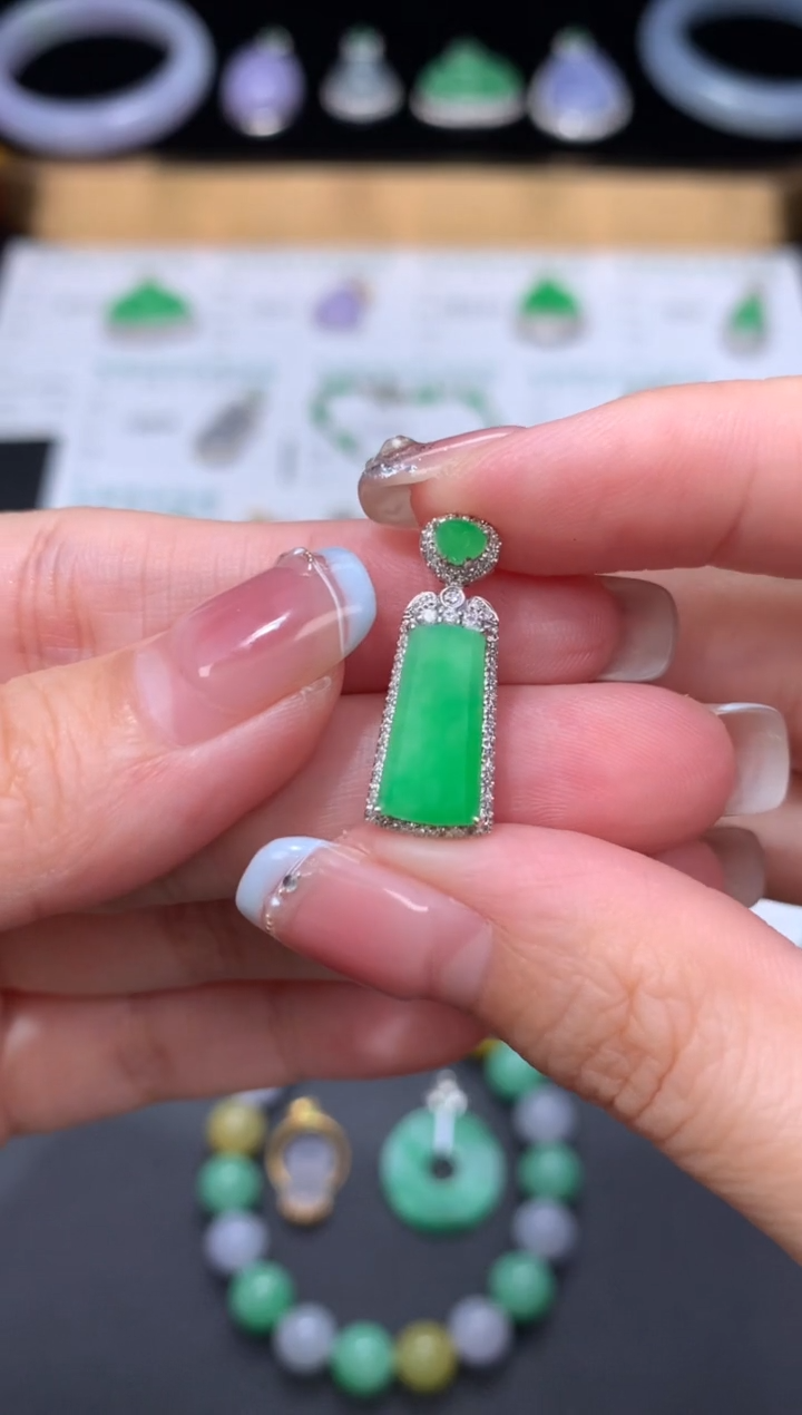 18K金镶嵌定制翡翠自营供应 48小时鉴赏期 