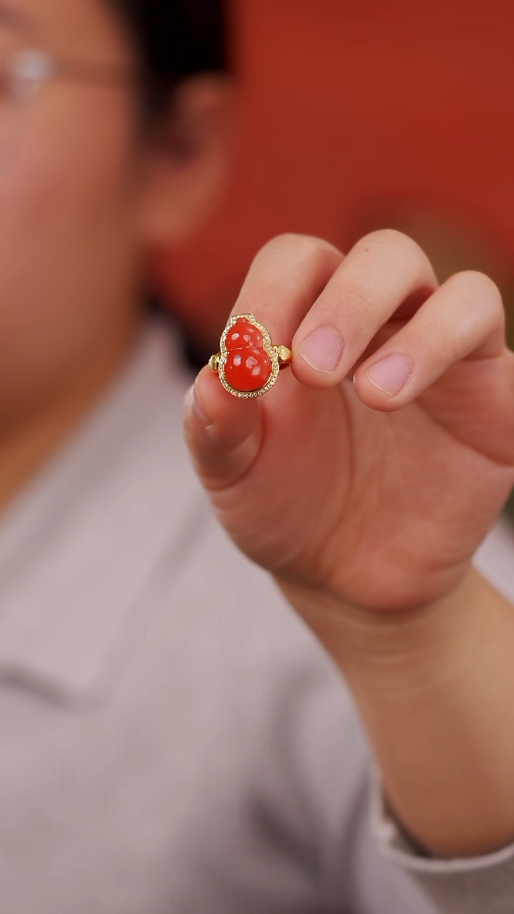 18K金镶嵌南红玛瑙戒指葫芦