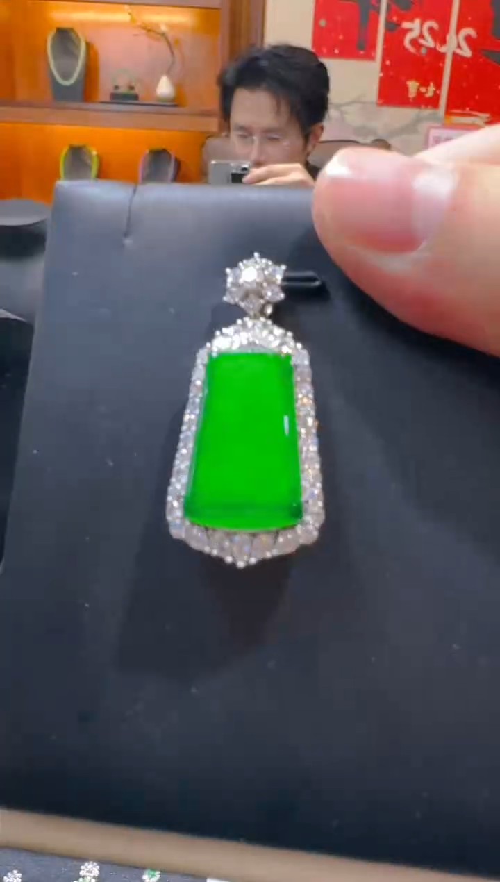 【闪购商品】翡翠吊坠(赠链)银S925镶嵌天然A货翡翠