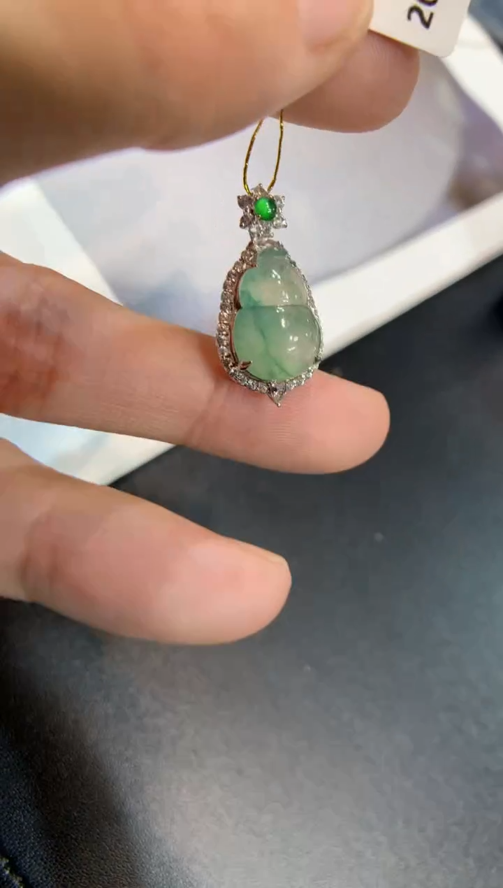 颈饰18K金镶嵌翡翠葫芦