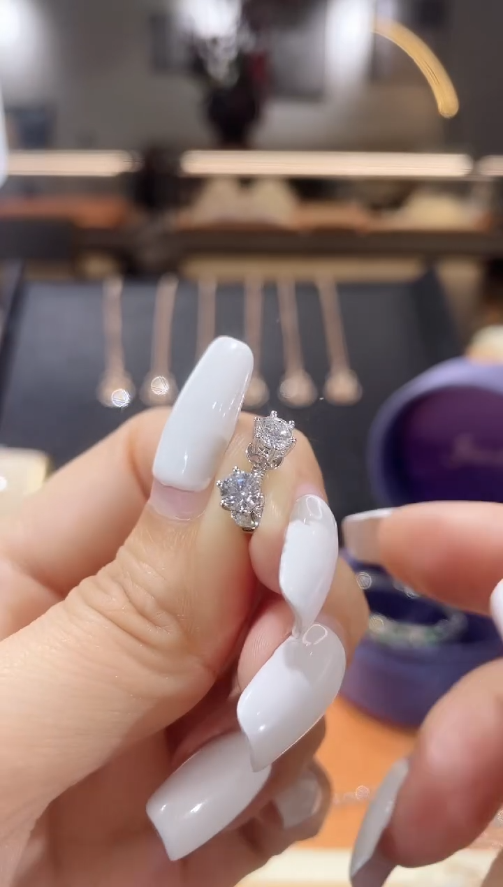 【闪购商品】实验室培育钻石耳饰18K金镶嵌耳钉