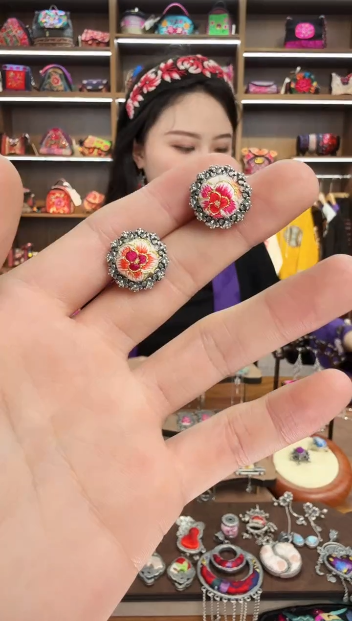 【闪购商品】织绣80蒙阿苏苗绣传承1