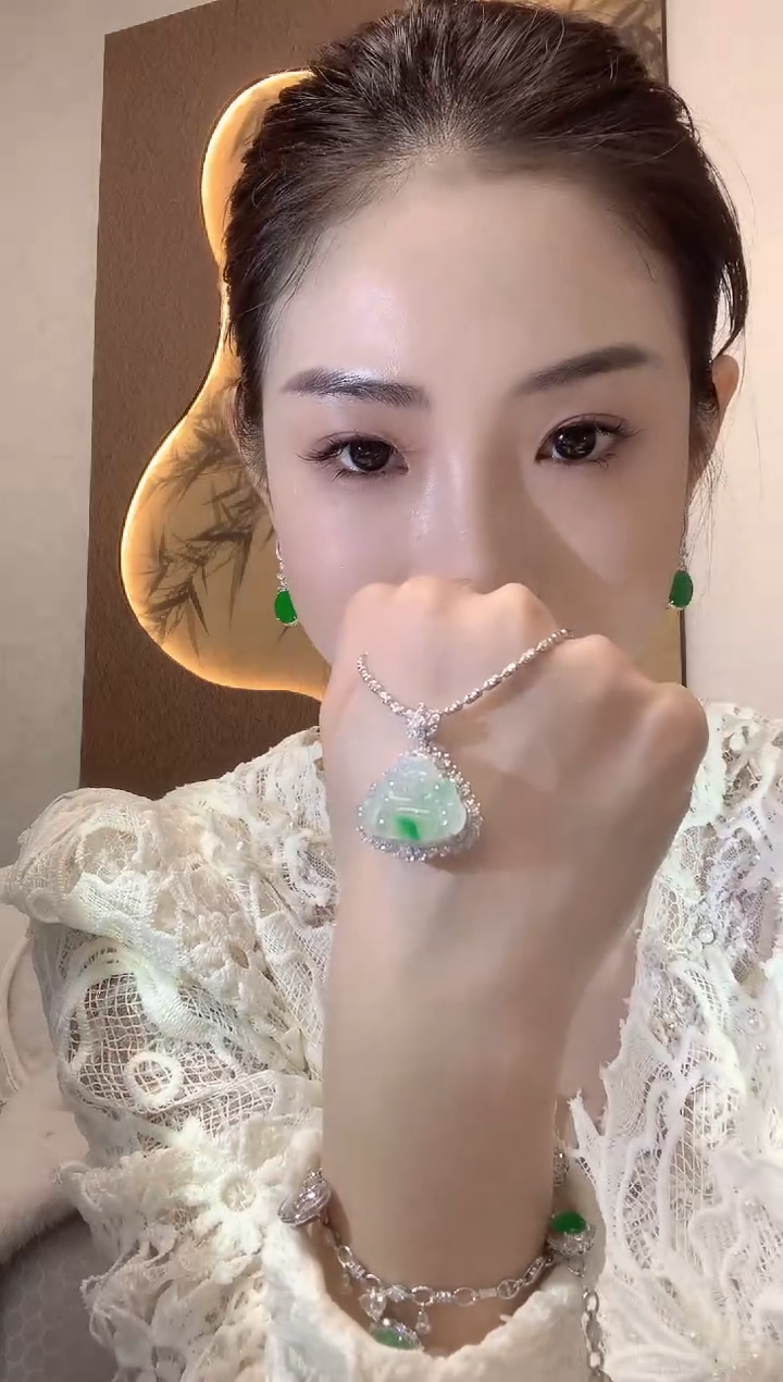 【闪购商品】翡翠吊坠(不含链)18K金镶嵌C27