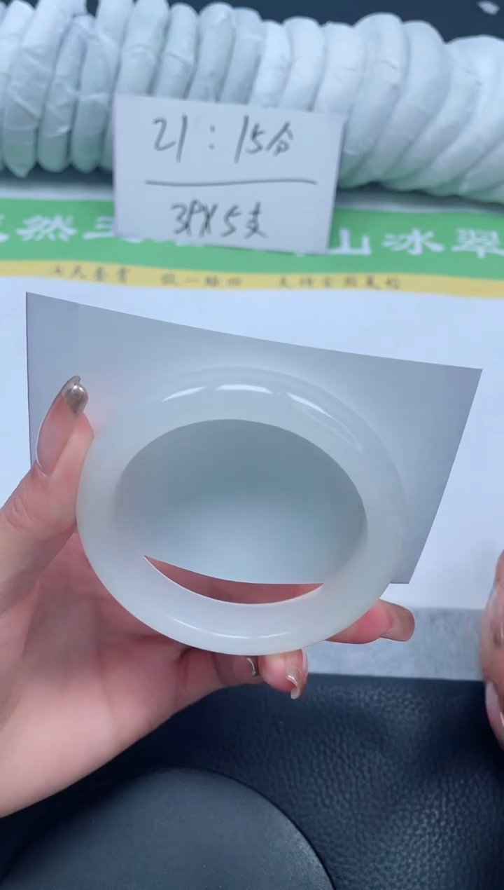【闪购商品】石英质玉手镯未镶嵌A216-56+(微微一抹翠)