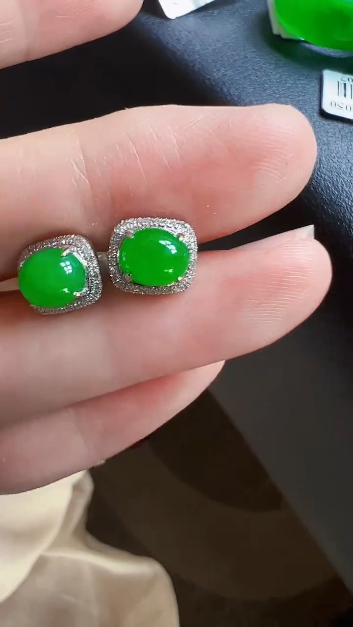 颈饰18K金镶嵌翡翠耳钉