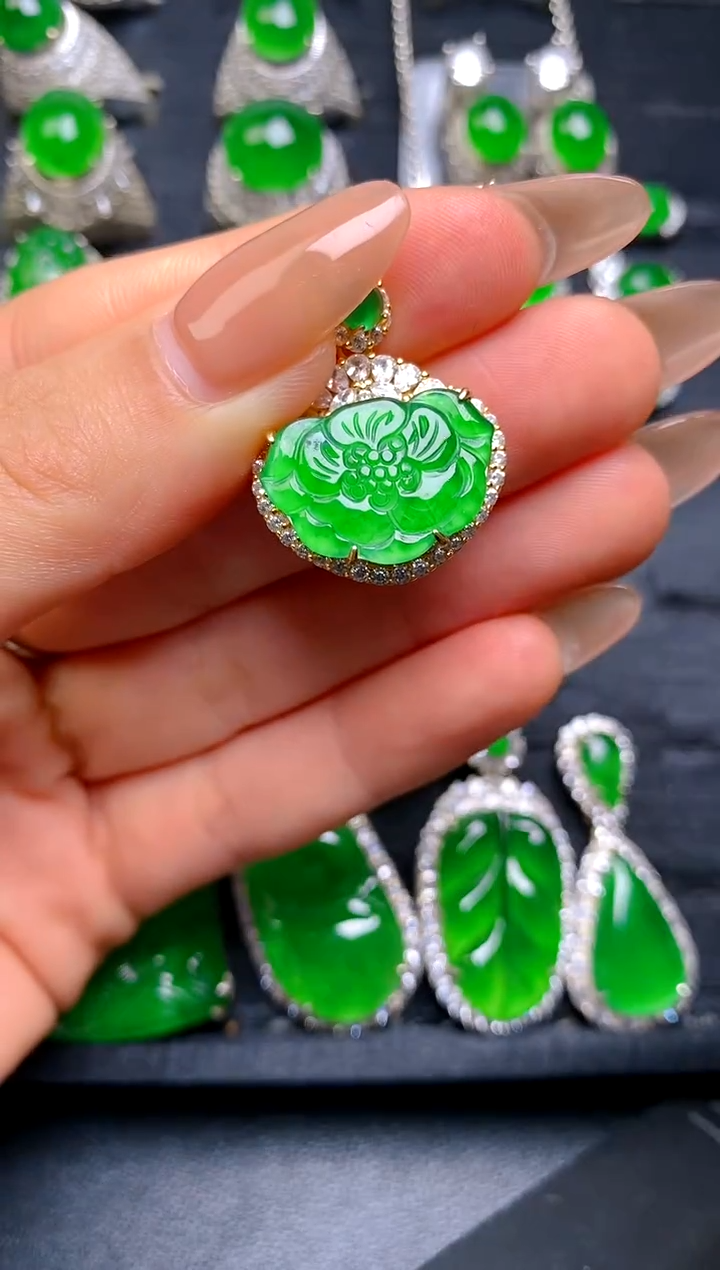 【闪购商品】翡翠吊坠(赠链)银S925镶嵌花花吊坠